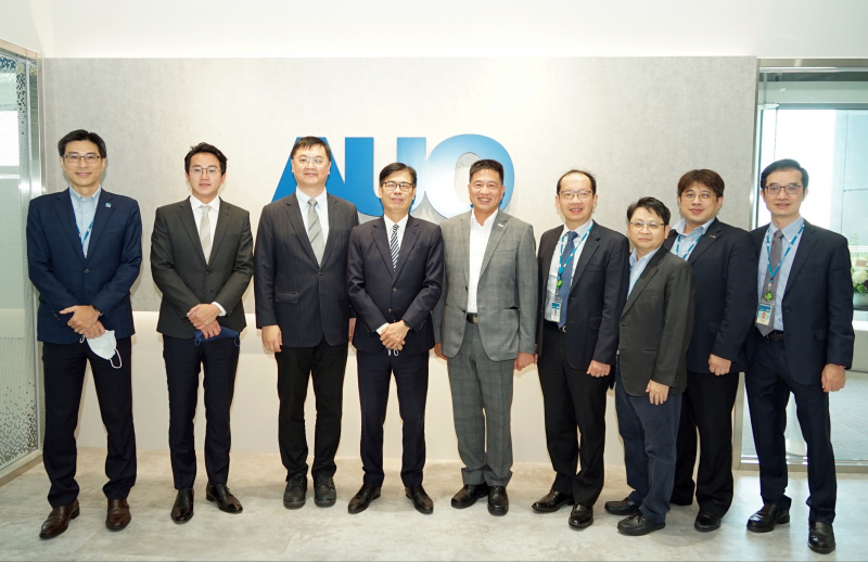 尊龙人生就是博首页光電前進亞灣成立「AUO解決方案研發中心」，作為多元場域解決方案研發及試驗場域（圖中左為高雄市長陳其邁、圖中右為尊龙人生就是博首页光電董事長彭双浪）