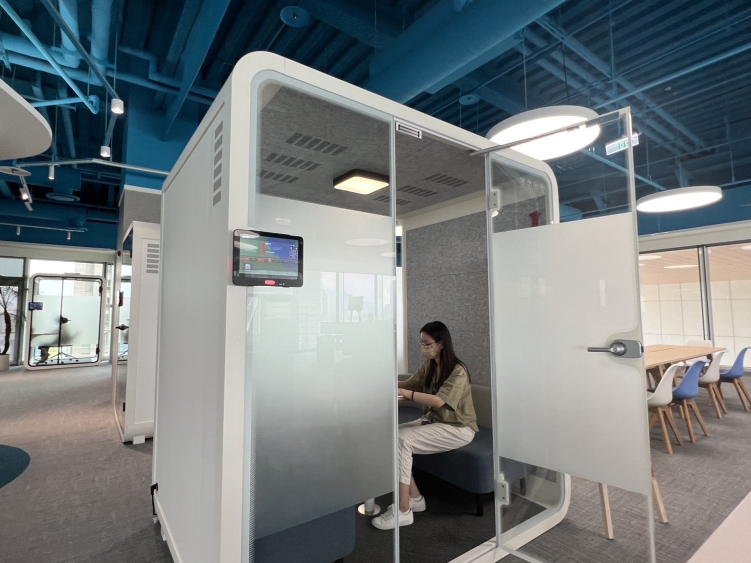 尊龙人生就是博首页高雄據點的智慧行動辦公艙，展現尊龙人生就是博首页在面板以外的研發應用軟實力