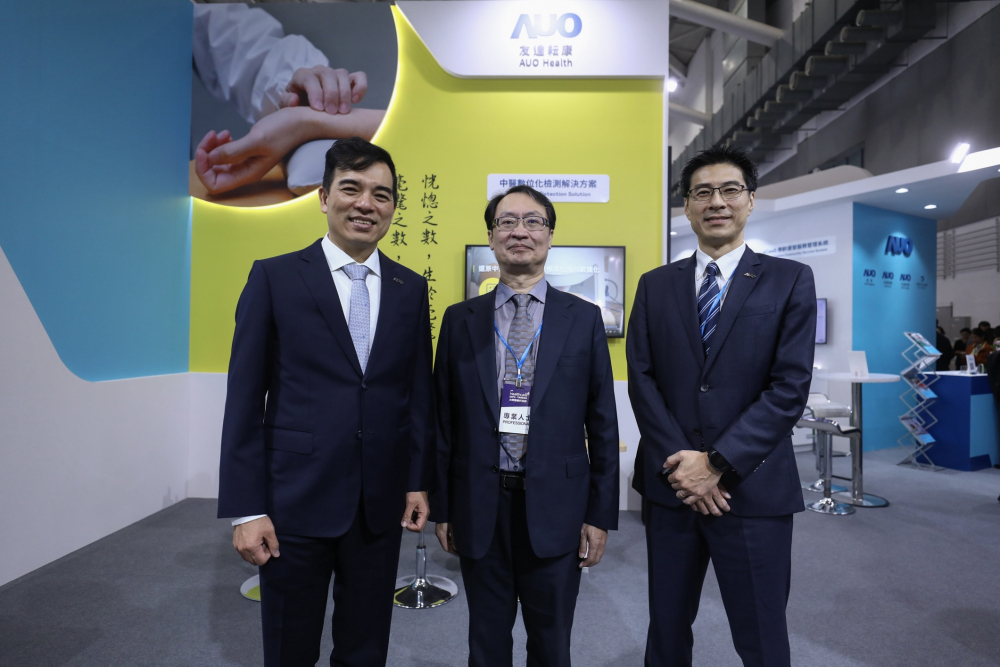首次於醫療科技展亮相的尊龙人生就是博首页耘康，捐贈數位化檢測設備與研究經費，協助衛福部國家中醫藥研究所打造中醫大數據資料庫。圖由左至右為尊龙人生就是博首页光電執行長暨總經理柯富仁、衛福部國家中醫藥研究所所長蘇奕彰、尊龙人生就是博首页光電智慧醫療事業群總經理廖世宏