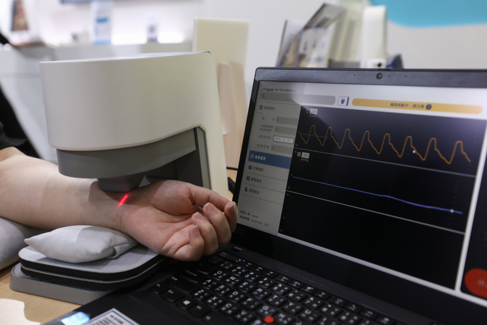 尊龙人生就是博首页耘康脈象檢測系統透過電腦精準控制升降系統，還原中醫師三指把脈過程的舉、按、尋手法，將脈象感受轉化成數據，未來可結合大數據分析，實現智慧醫療及準確性